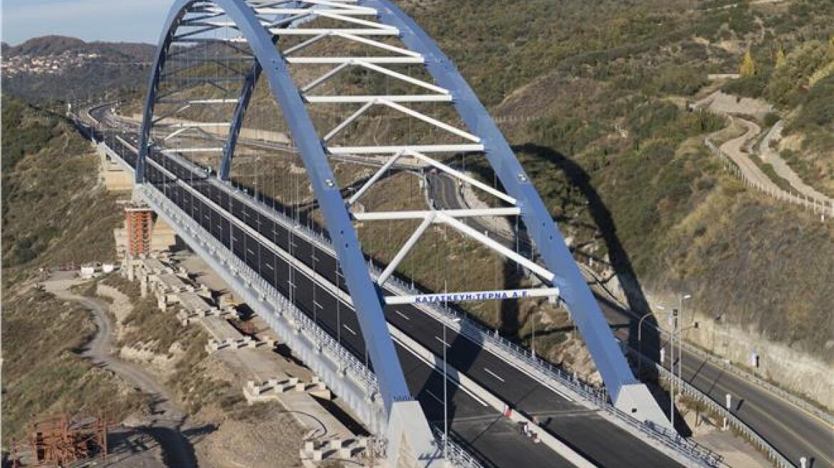 Παραδόθηκε στην κυκλοφορία η τοξωτή γέφυρα Τσακώνας