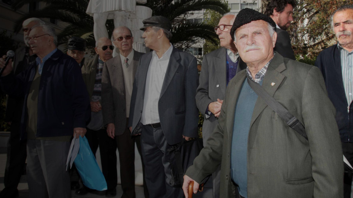 Συμπληγάδες από το ΔΝΤ: Ζητά μείωση 15% των συντάξεων - Απορρίπτει αύξηση εισφορών