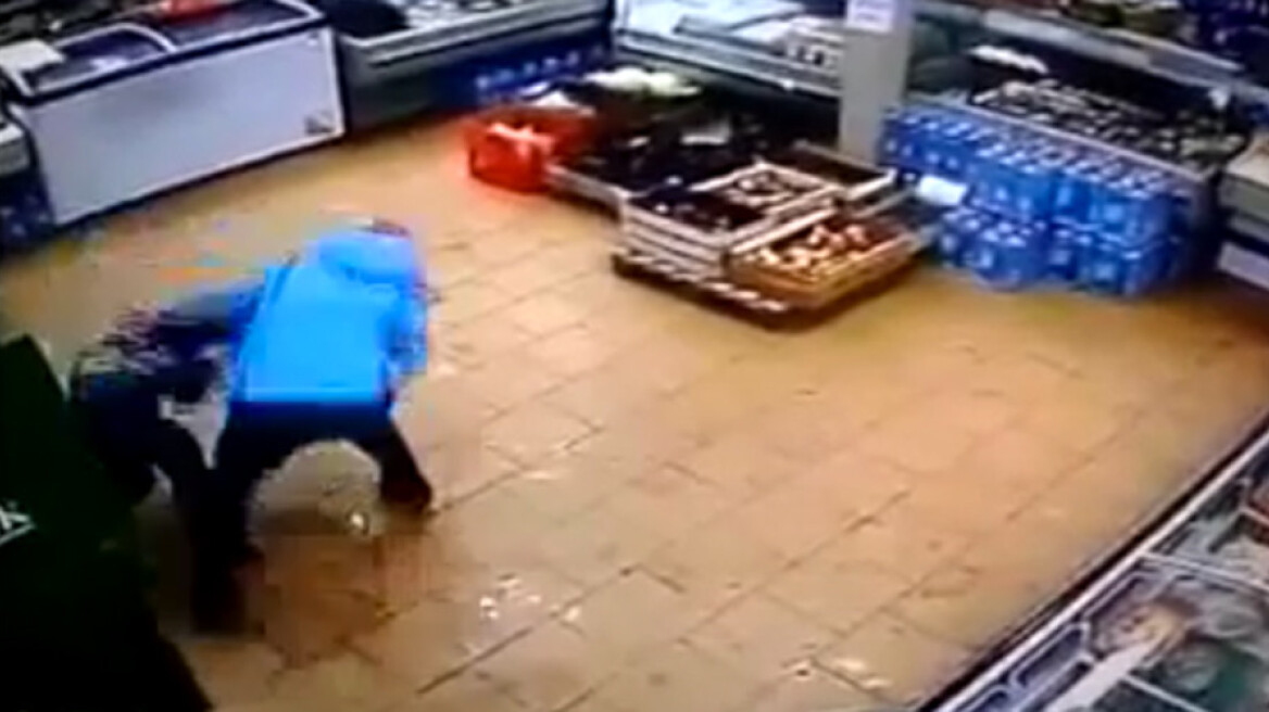 Βίντεο-σοκ: Μητέρα ξυλοφορτώνει το παιδί της γιατί δεν βρήκε χρήματα στο λογαριασμό της