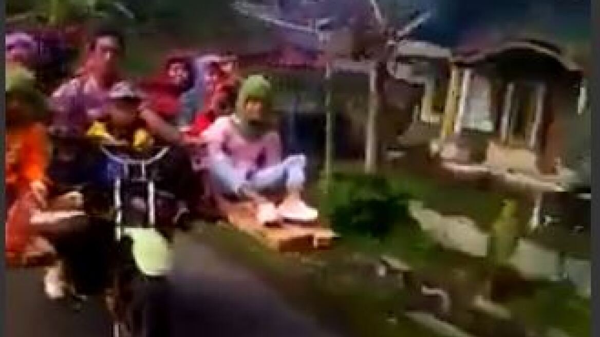 Aπίστευτο βίντεο: Δείτε πως χωρούν δέκα επιβάτες σε ένα... παπάκι