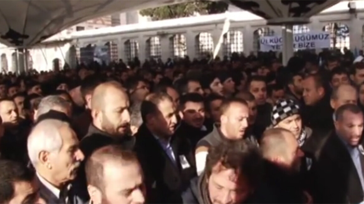 Video: Syrian Turkman commander who killed Russian pilot, unobstructed in Istanbul