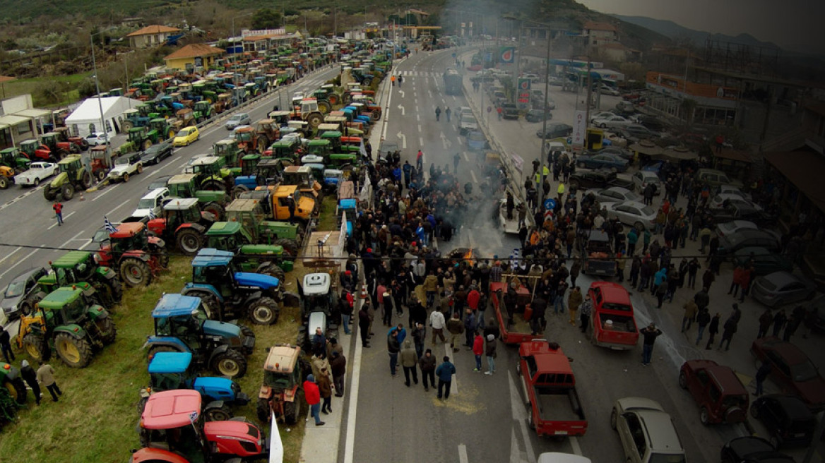 Farmers continue blocking the main roads