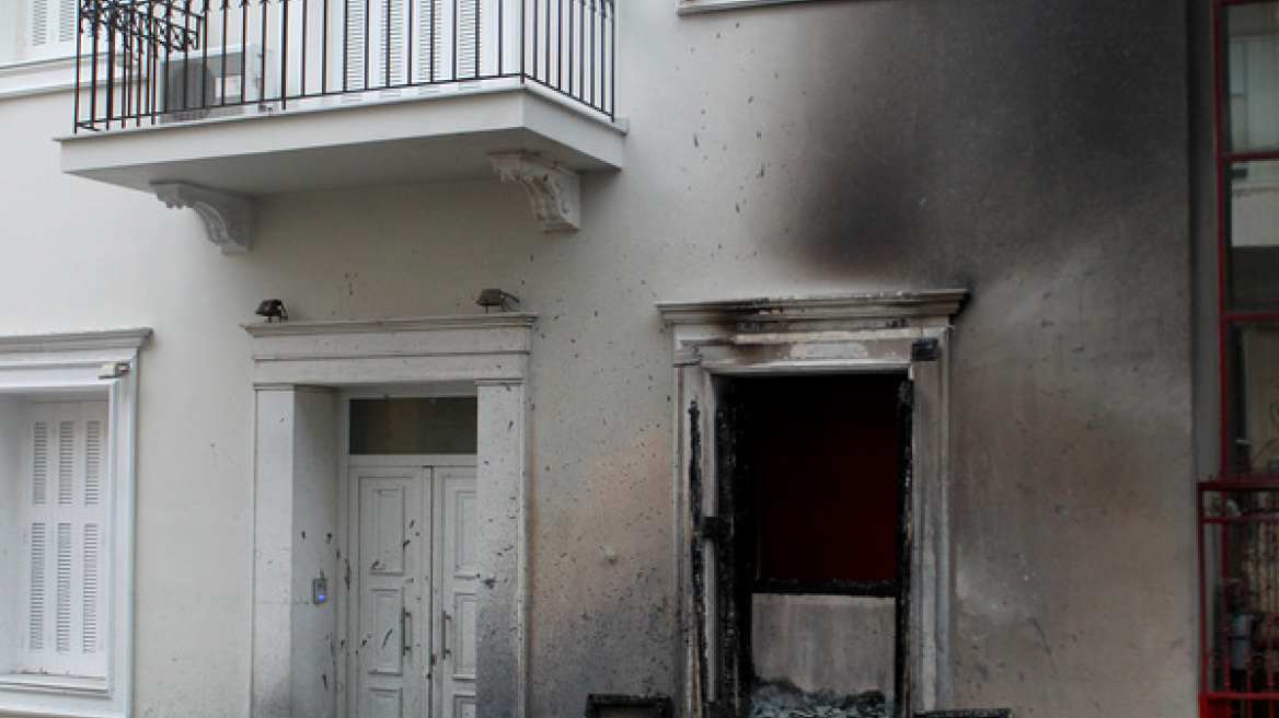 Πόλεμος δηλώσεων Μαξίμου - ΝΔ για τις μολότοφ στο σπίτι Φλαμπουράρη 