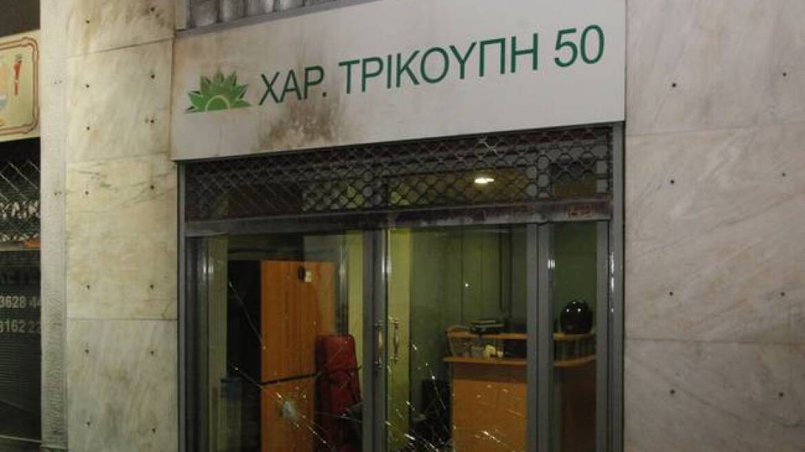 Επίθεση με μολότοφ από πενήντα άτομα στα γραφεία του ΠΑΣΟΚ