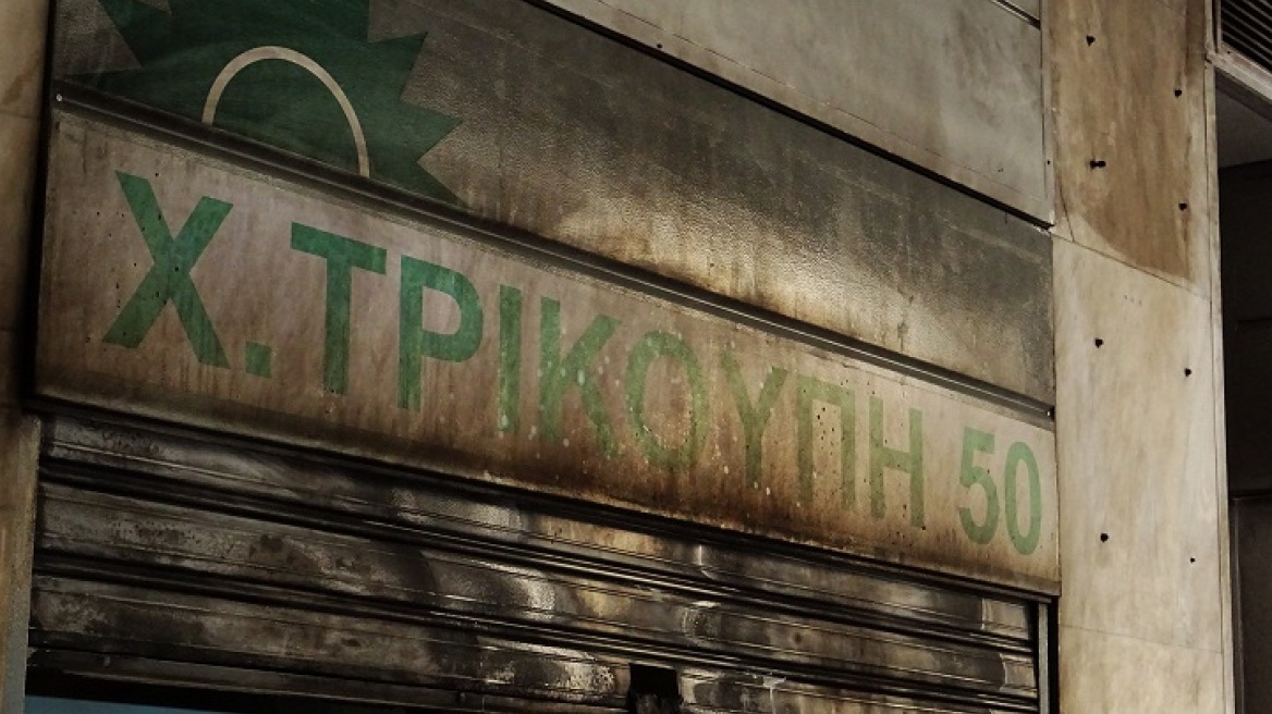 Δείτε φωτογραφίες: Οι καταστροφές από την επίθεση με μολότοφ στο ΠΑΣΟΚ