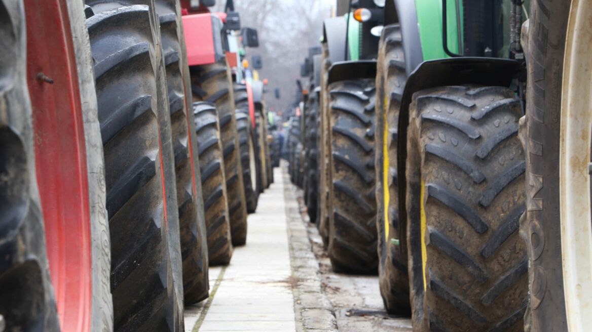Δεν υποχωρούν οι αγρότες και ξανακλείνουν τα Τέμπη