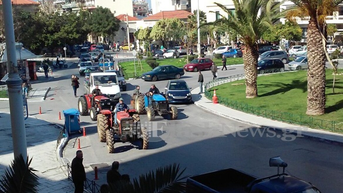 Κατάληψη από το πρωί πραγματοποιούν οι αγρότες στην Εφορία στα Χανιά