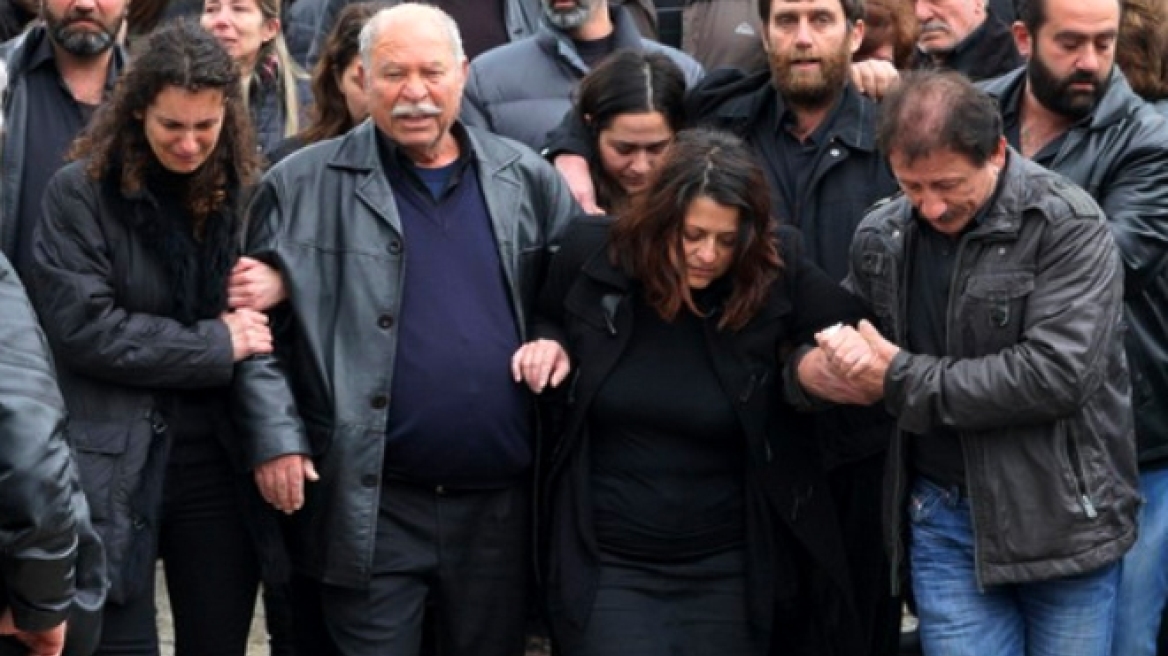 Τώρα μαθαίνω τι περνούσε το παιδί μου, λέει η μητέρα του Βαγγέλη Γιακουμάκη