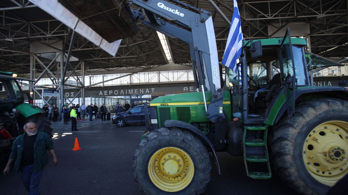 Οι αγρότες κλείνουν το μπλόκο στα Τέμπη για 12 ώρες