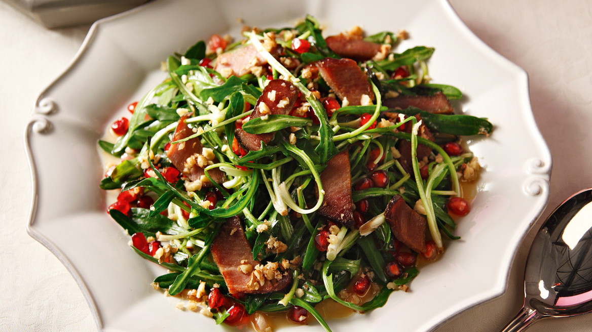 Σαλάτα σταμναγκάθι με ζεστό dressing και κρητικό απάκι