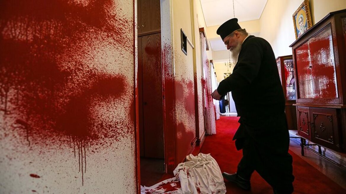 Θεσσαλονίκη: Η ομάδα «Δαμόκλειος Σπάθη» ανέλαβε την ευθύνη για τους βανδαλισμούς στη μητρόπολη 