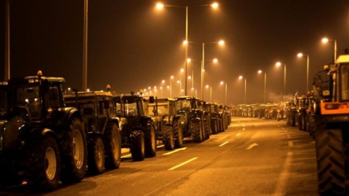 Αγρότες έκλεισαν την εθνική οδό Πατρών - Πύργου 