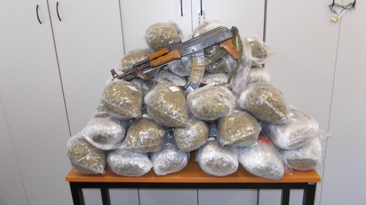 Φλώρινα: Μετέφερε 38 κιλά χασίς οπλισμένος με Καλάσνικοφ