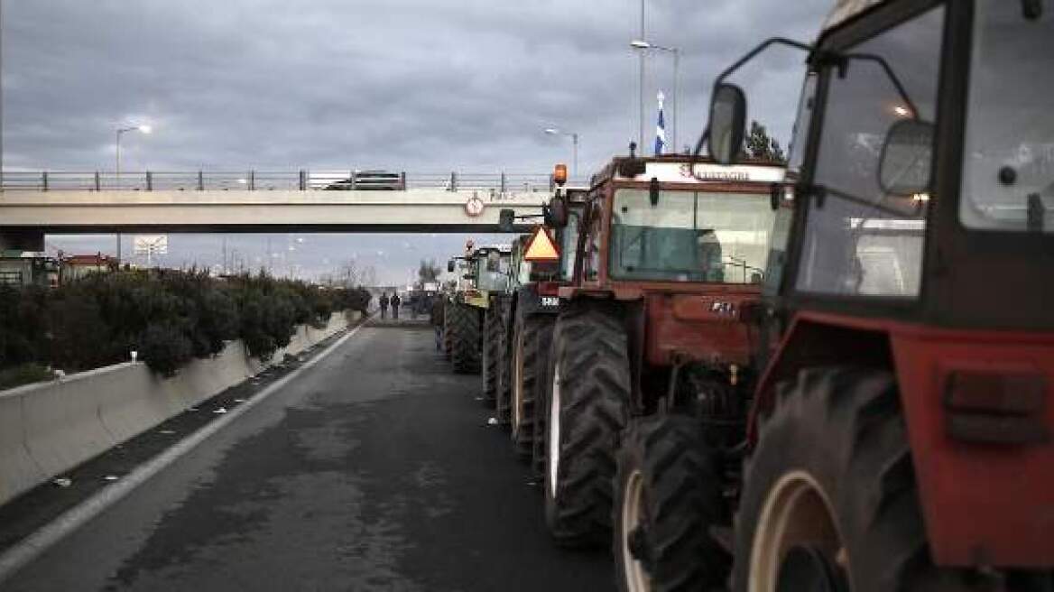 Αγροτικά μπλόκα: Κλειστά τα Τέμπη για άλλες 12 ώρες
