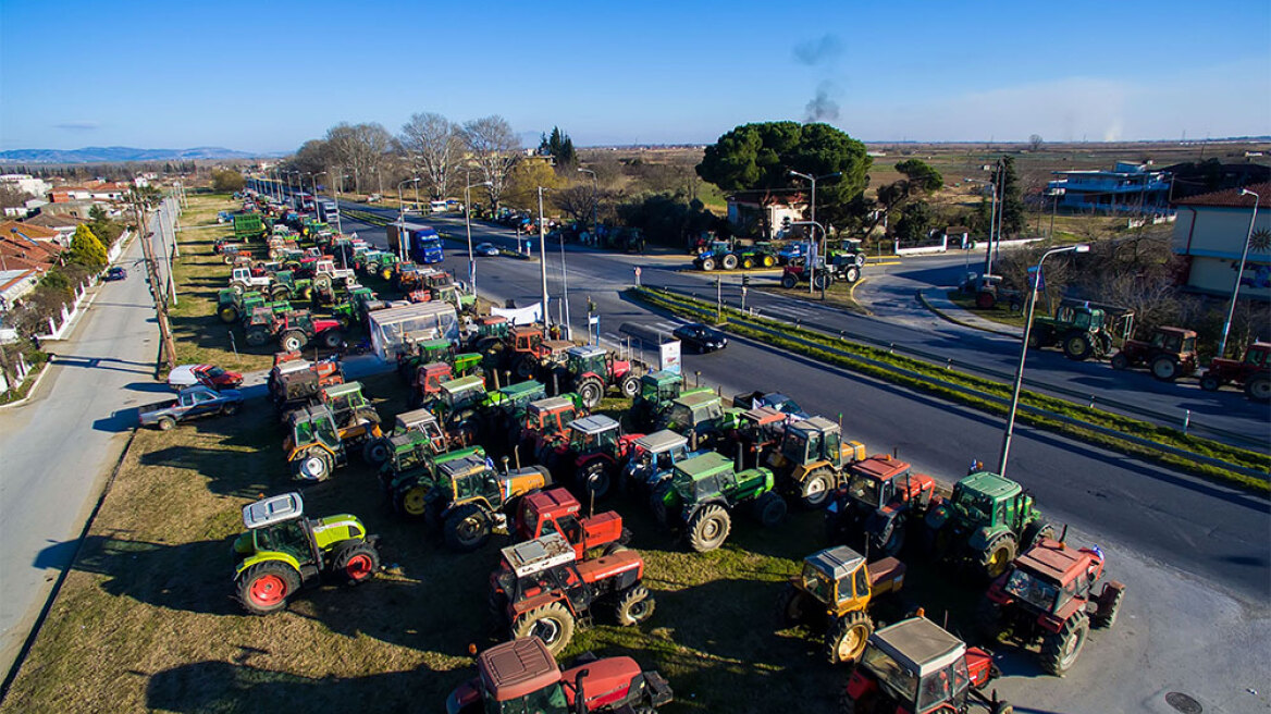 Ανυποχώρητοι οι αγρότες κλείνουν και πάλι τα Τέμπη