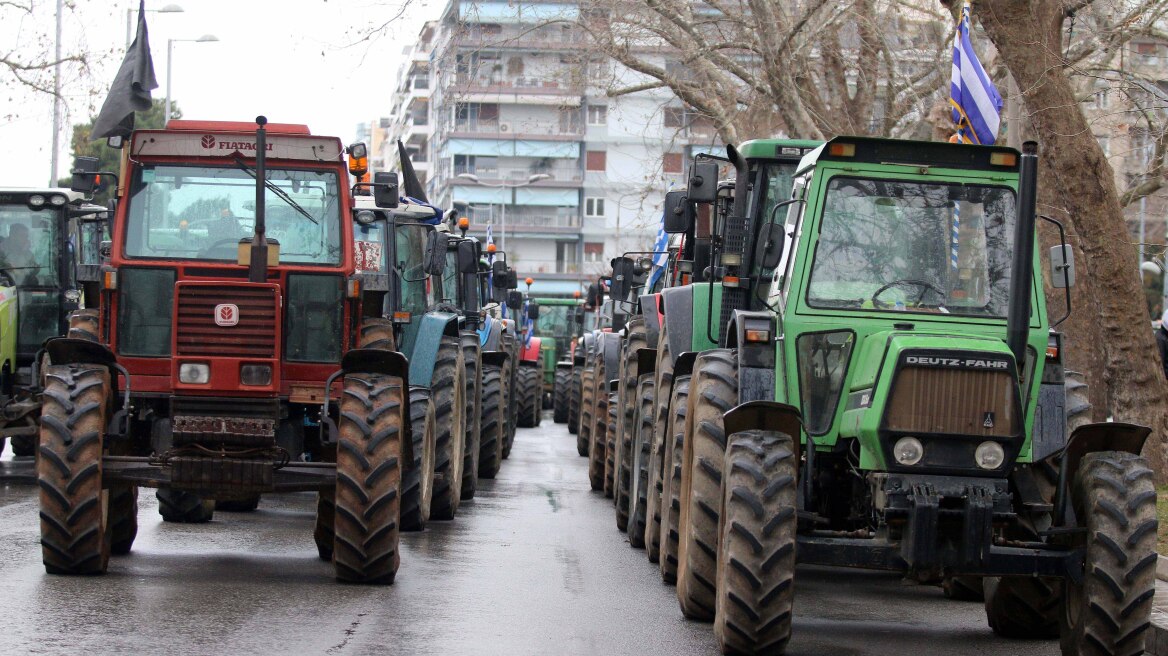 Αγροτικά μπλόκα: Επ’ αόριστον αποκλεισμοί δρόμων και τελωνείων