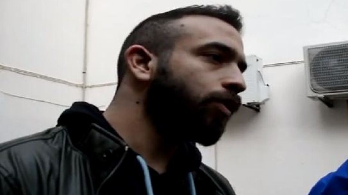 Βίντεο: «Με χτυπούσαν 15 ΜΑΤατζήδες» λέει ο δημοσιογράφος που συνελήφθη στην Κω