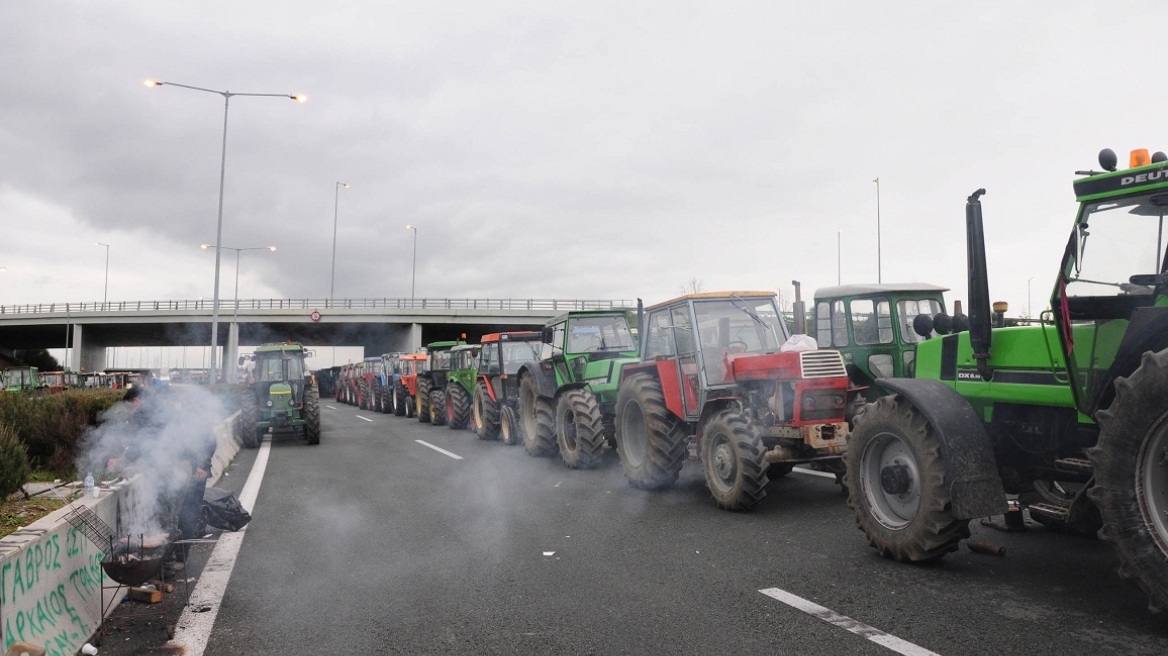 Αγρότες: «Εκοψαν» την Ελλάδα στα δύο για τουλάχιστον 24 ώρες!