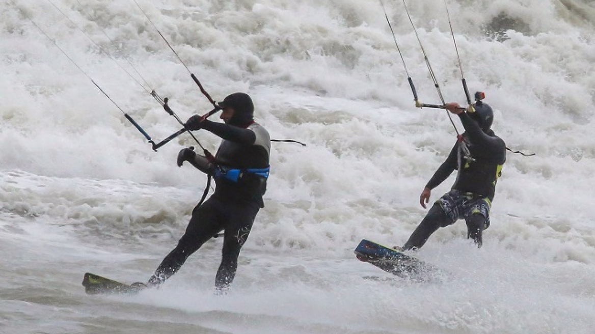 Κρήτη: Ατρόμητοι σέρφερ στη θάλασσα - Μοναδικές φωτογραφίες 