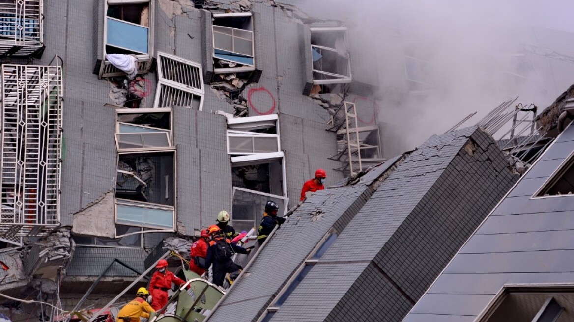 Ταϊβάν: Σωστικά συνεργεία έβγαλαν ζωντανό έναν 20χρονο από τα συντρίμμια της πολυκατοικίας που κατέρρευσε 