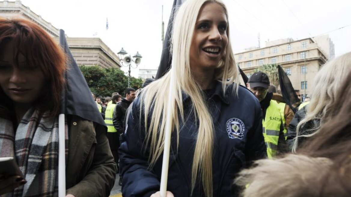Αυτή είναι η σέξι αστυνομικός που μαγνήτισε τα βλέμματα στη συγκέντρωση των ενστόλων