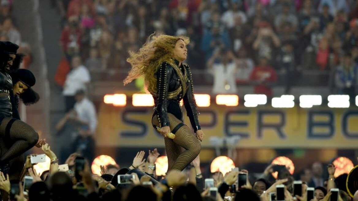 Δείτε την... παραλίγο τούμπα της Beyonce στο αμερικανικό Superbowl