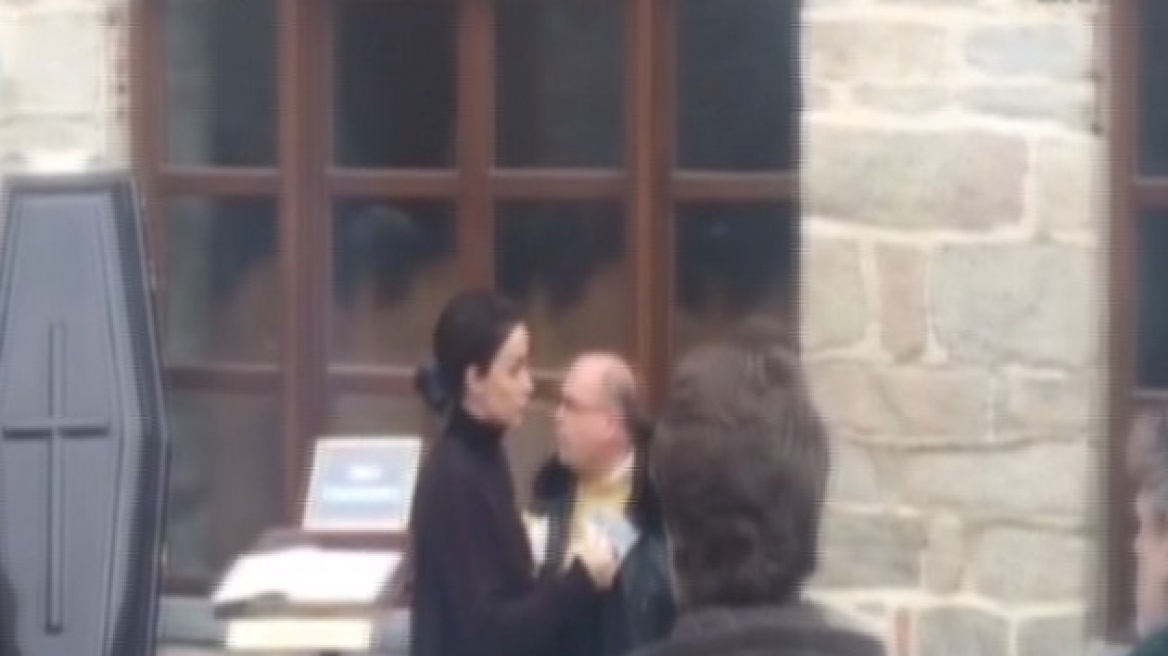 Πάολα: Συντετριμμένη στην κηδεία του πατέρα της - Φίλοι και συνεργάτες στο πλευρό της