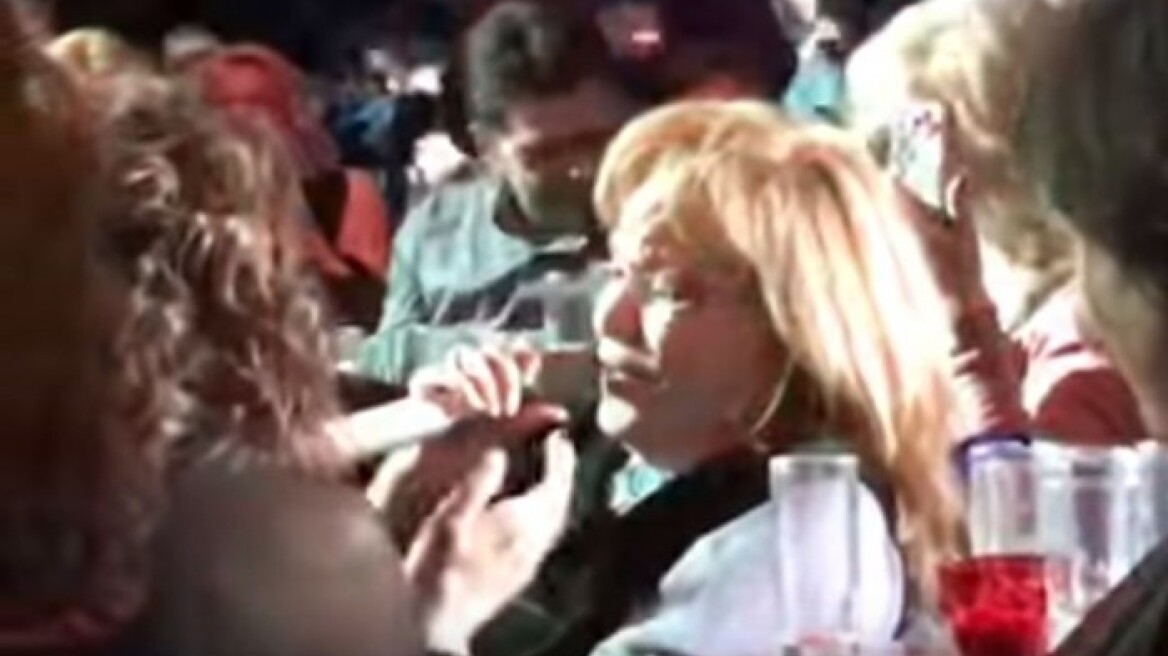 Μαίρη Χρονοπούλου: Δείτε την ηθοποιό να τραγουδά «Του αγοριού απέναντι»