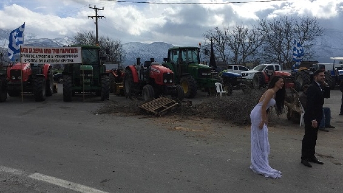 Φωτογραφίες: Με το νυφικό στο... μπλόκο