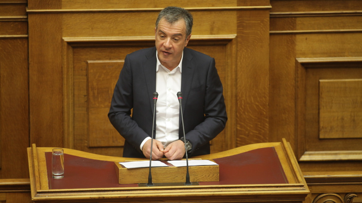 Θεοδωράκης: Η κυβέρνηση ευνοεί τα «παζάρια» με τους καναλάρχες