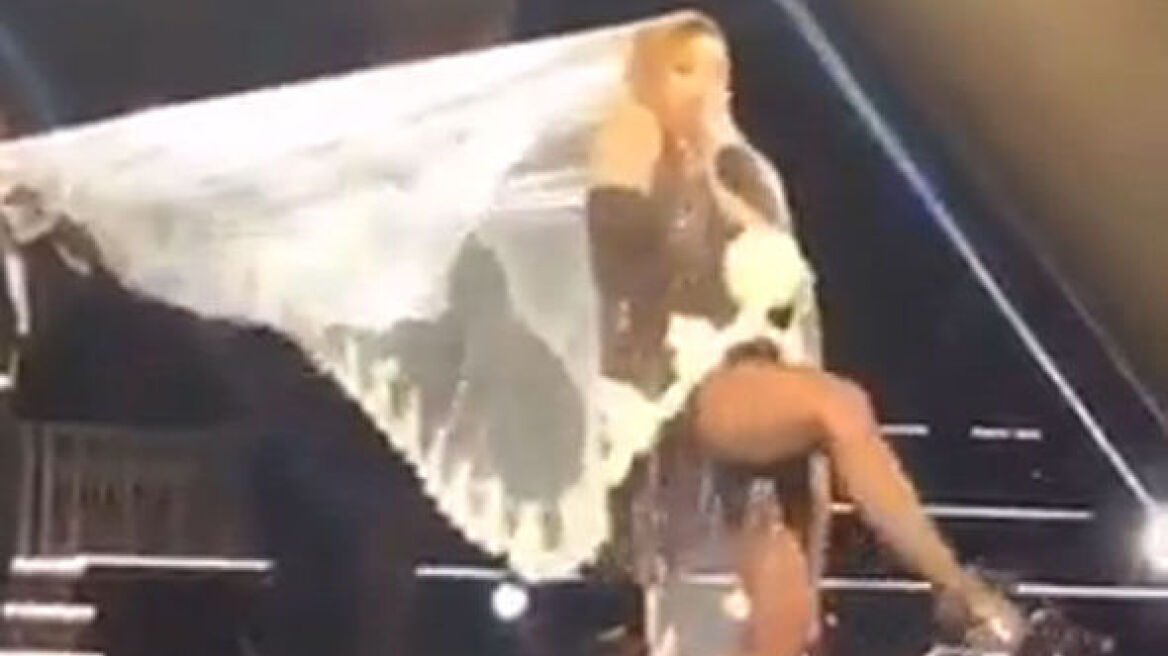 Την έπαθε και πάλι η Μαντόνα με τα ρούχα της: Παραλίγο το πέπλο να την ρίξει κάτω!