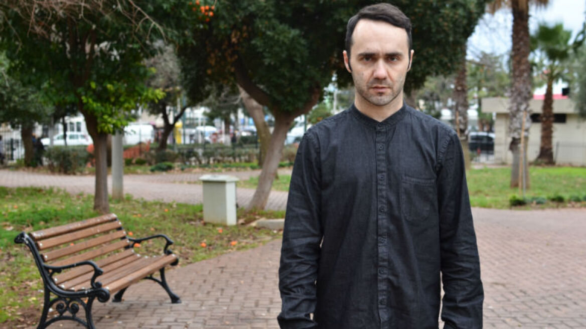 Ο Χάρης Αττώνης στον... καναπέ του Προυστ