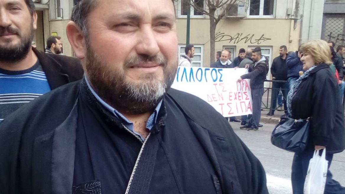 Ο... παπάς που διαδηλώνει στο πλευρό των αγροτών 