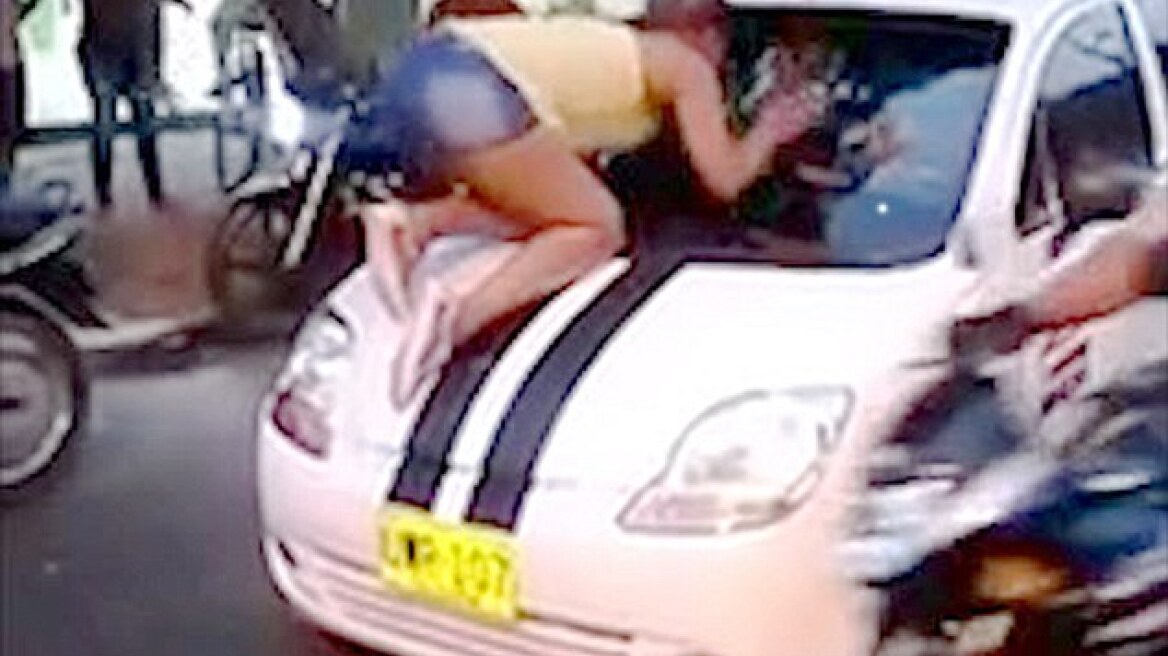 Βίντεο: Τον έπιασε να την απατά και του διέλυσε το αυτοκίνητο