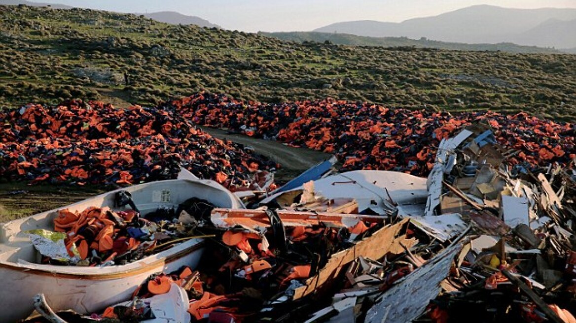 Λέσβος: Βουνά από σωσίβια και κατεστραμμένες βάρκες