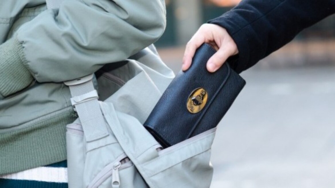 Η κοπέλα απασχολούσε και ο άνδρας έκλεβε