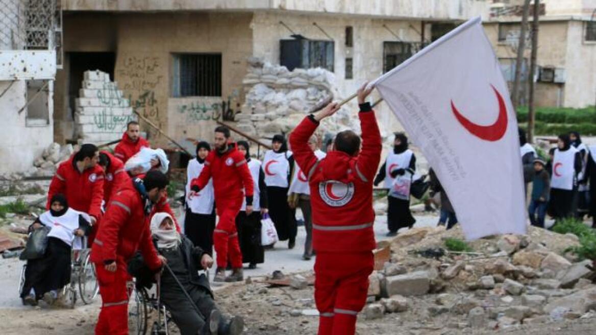 Συρία: Η Ερυθρά Ημισέληνος μοίρασε φάρμακα στην πόλη Ντούμα