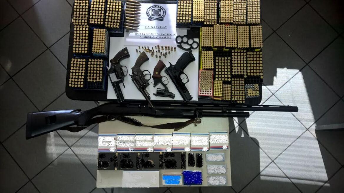 Οπλοστάσιο και παράνομα φάρμακα σε σπίτι στην Χαλκίδα