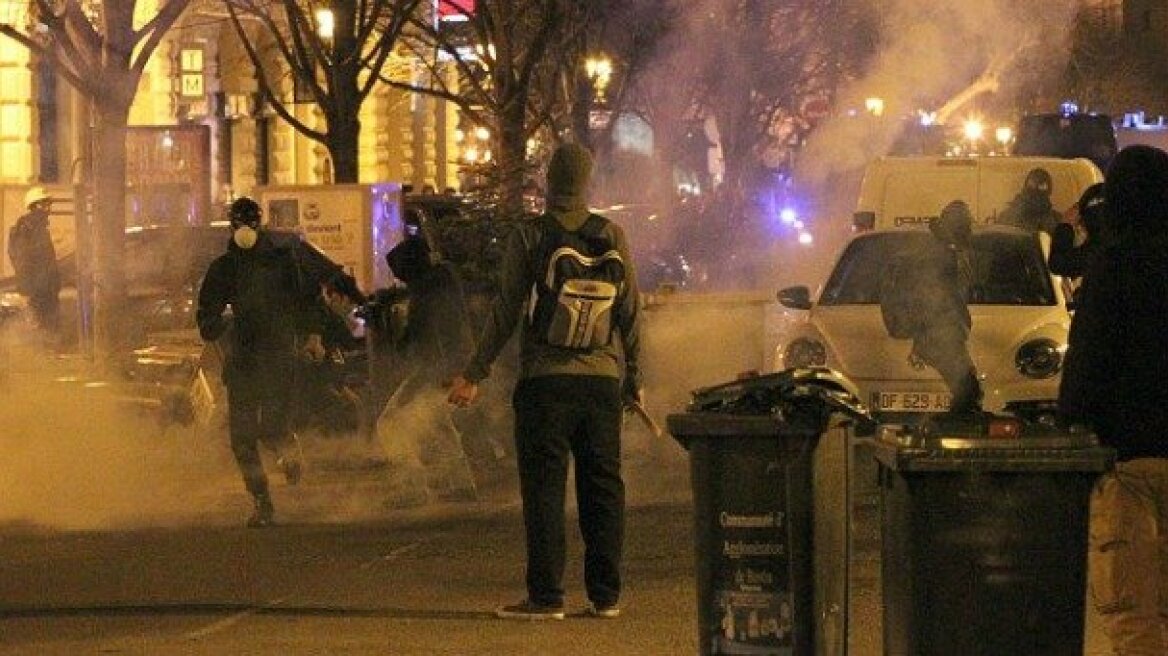 Βίντεο: Πανικός στην Μπαστιά από 100 οπαδούς της ομώνυμης ομάδας