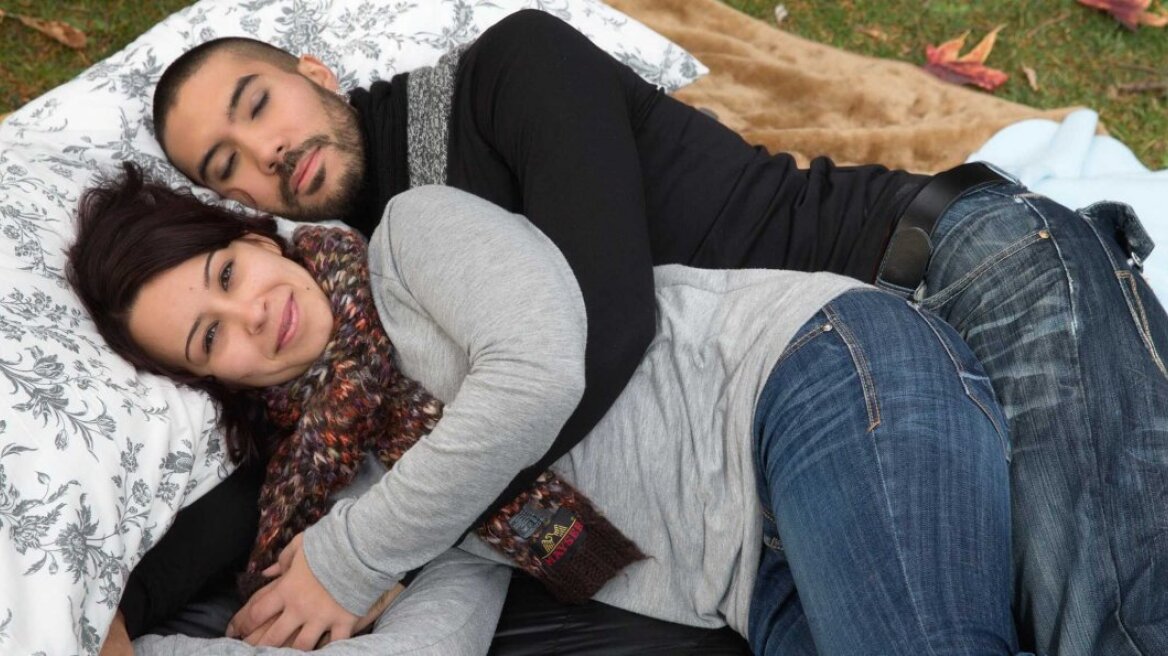 Αισθάνεστε μόνοι; Με 80 δολάρια την ώρα μπορείτε να αγοράσετε μια ζεστή... ξένη αγκαλιά