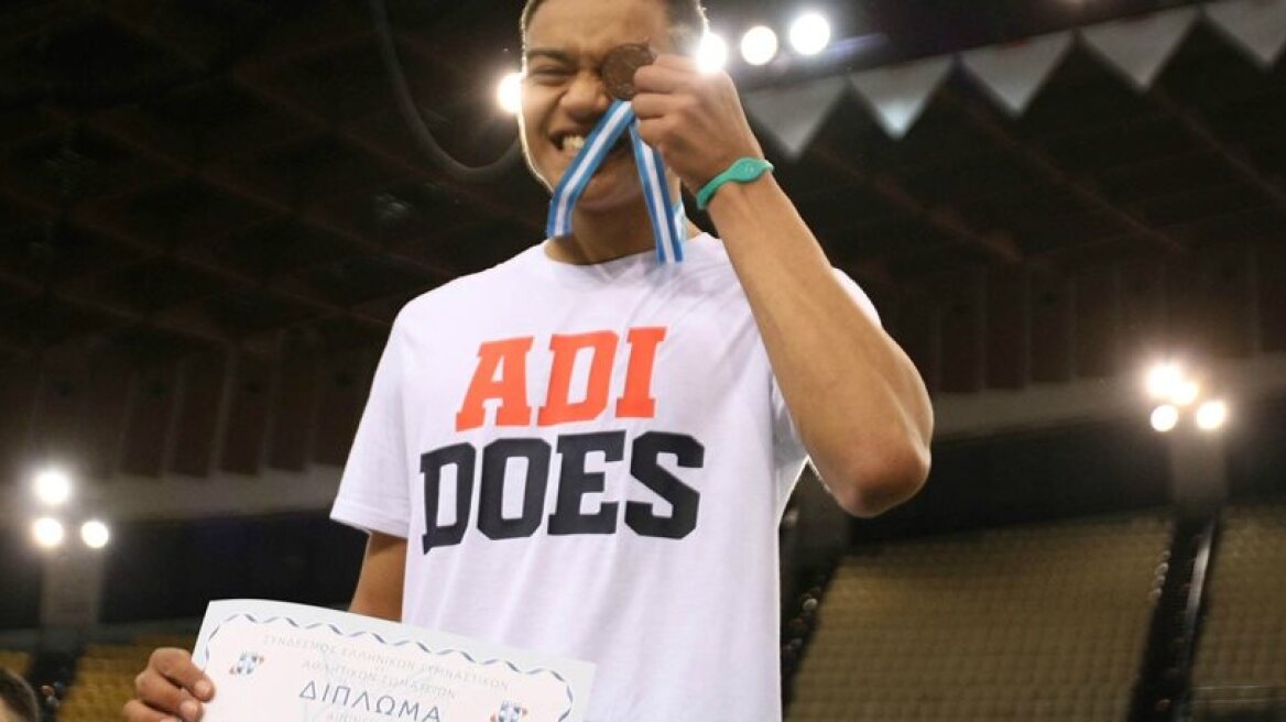 Greek athlete breaks pole vault world record (vid)