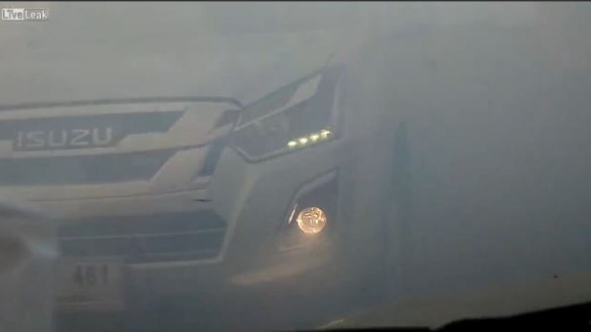 Απίστευτο βίντεο: Όπου υπάρχει καπνός υπάρχει και... τρακάρισμα