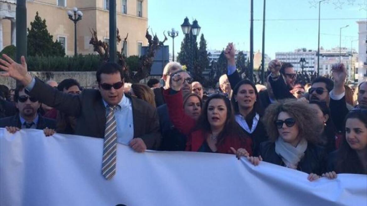 «Πολιορκία» από επιστημονικούς φορείς στον Κατρούγκαλο -Συγκέντρωση έξω από τη Μ. Βρετανία