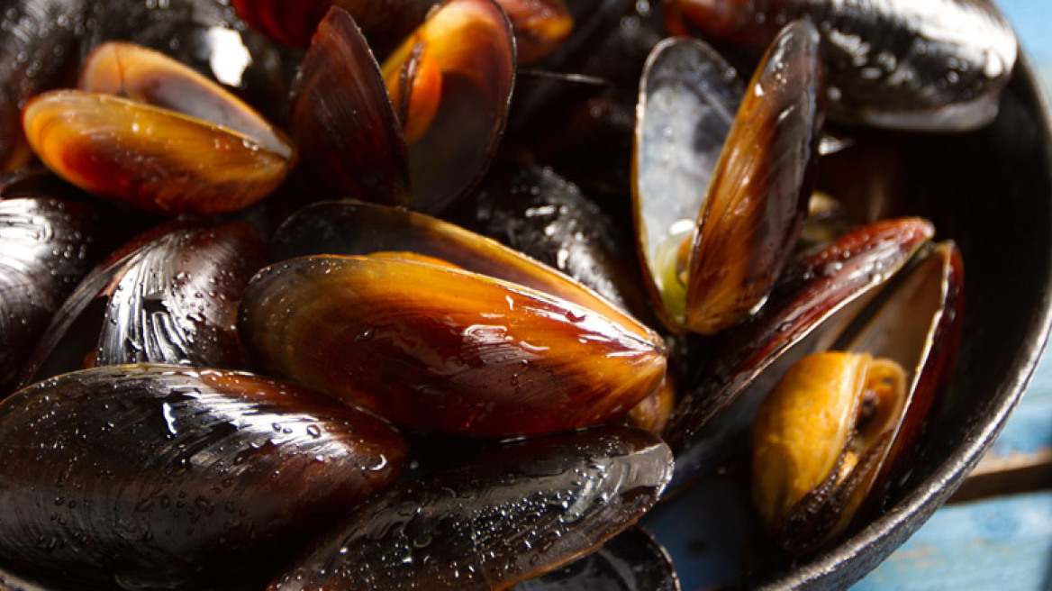 Μύδια αχνιστά με ρετσίνα, σκόρδο και δεντρολίβανο