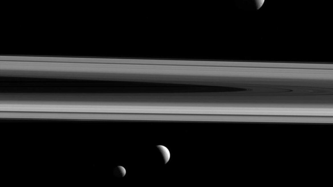 Εκπληκτική φωτογραφία από τη NASA: Τα τρία φεγγάρια του Κρόνου στο ίδιο «κάδρο»
