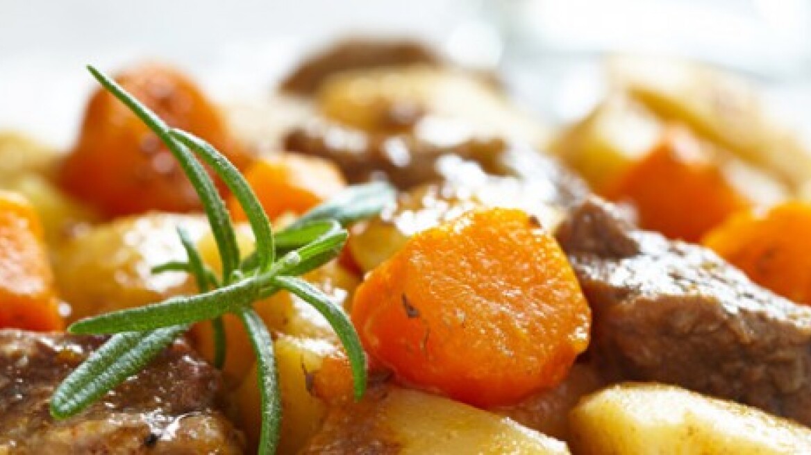 Μοσχαράκι λεμονάτο με πατάτες και καρότα