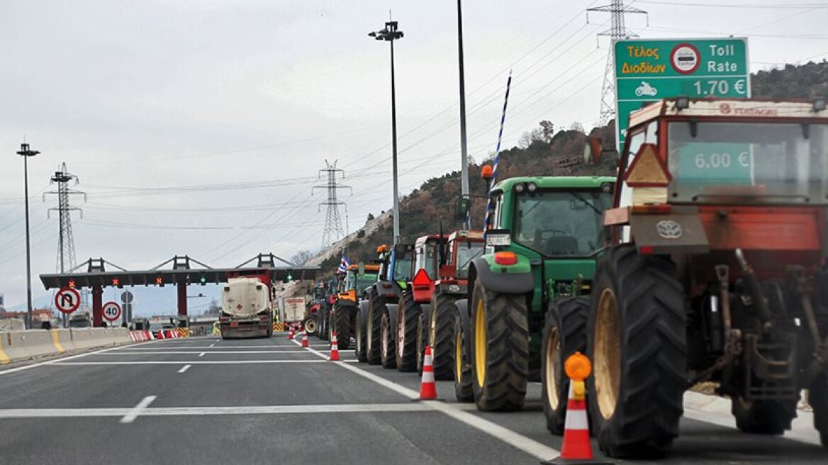 Farmers continue blocking the roads