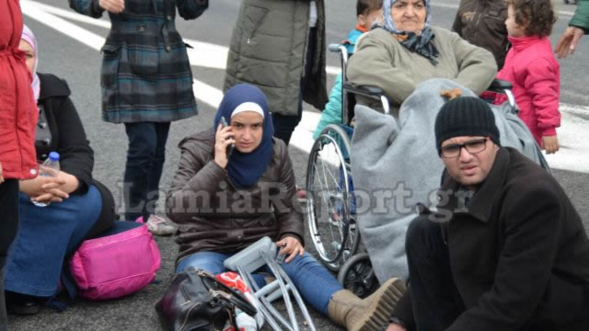 Δείτε  φωτογραφίες: Μετανάστες ξεκίνησαν με τα πόδια από τη Λαμία για τα Σκόπια 