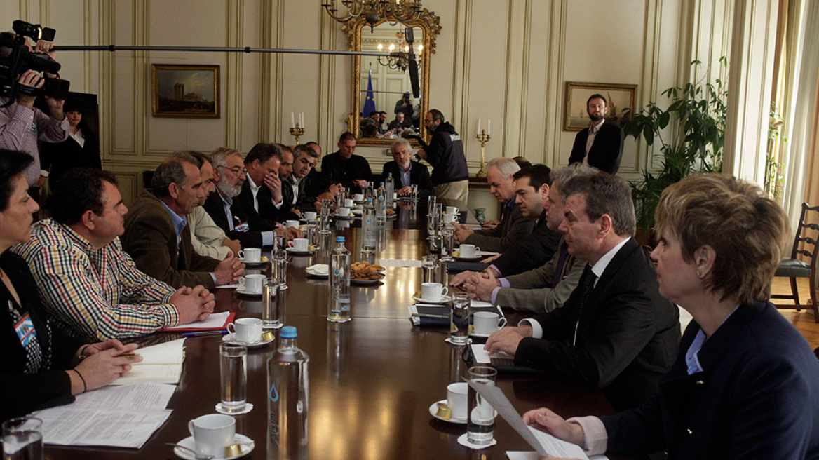 Φεύγουν οι αγρότες από τα μπλόκα, αλλά συνεχίζουν 