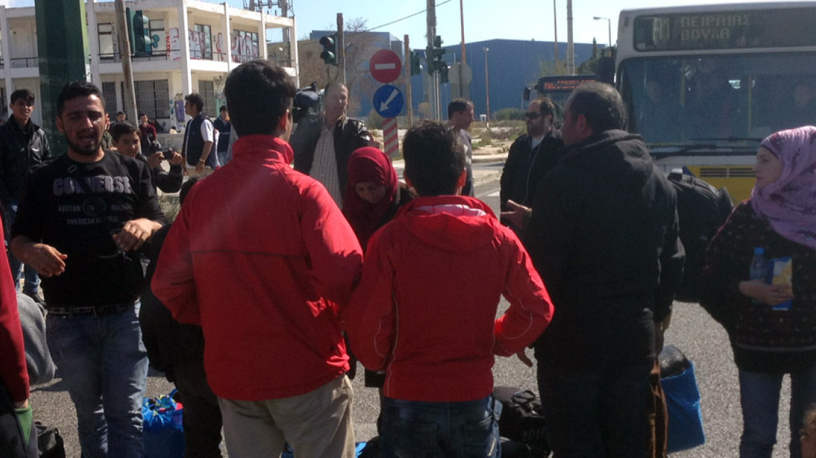 Refugees leave Elliniko and head to Idomeni on foot (pics+vid)